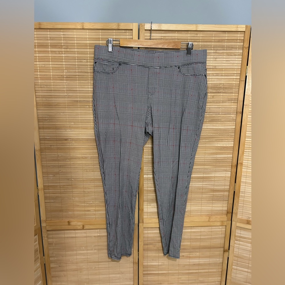Seven7 stretchy black white red plaid skinny pull on pants slacks woman’s XL